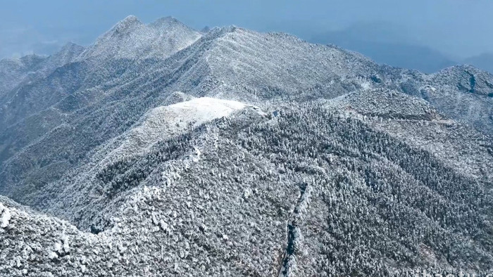 雪山风景山峰雪景雾凇4K航拍