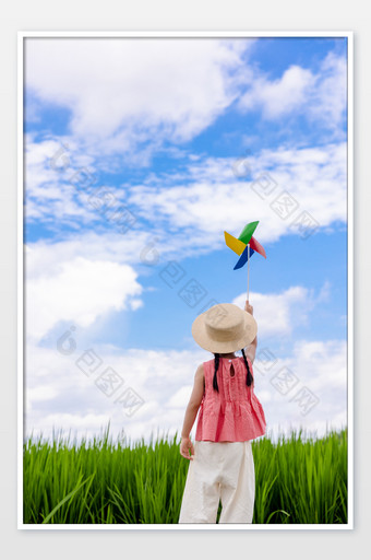 蓝天稻田儿童拿着小风车图片