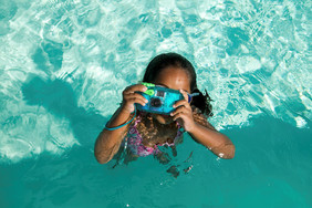 泳池拍照的小女孩