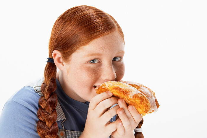 正在吃面包的红发女孩