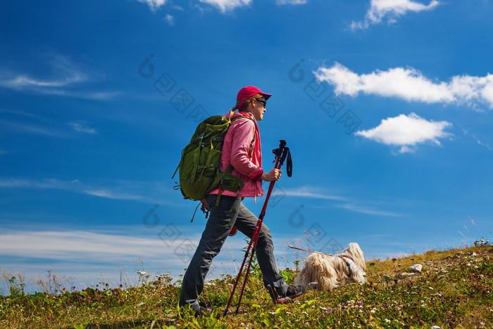 登山人物和小狗摄影图