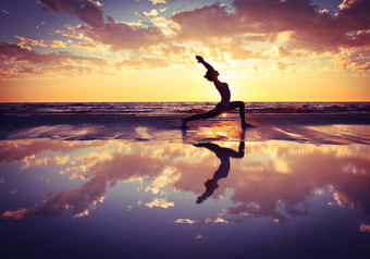 <strong>暗色</strong>调海岸做瑜伽的女人摄影图