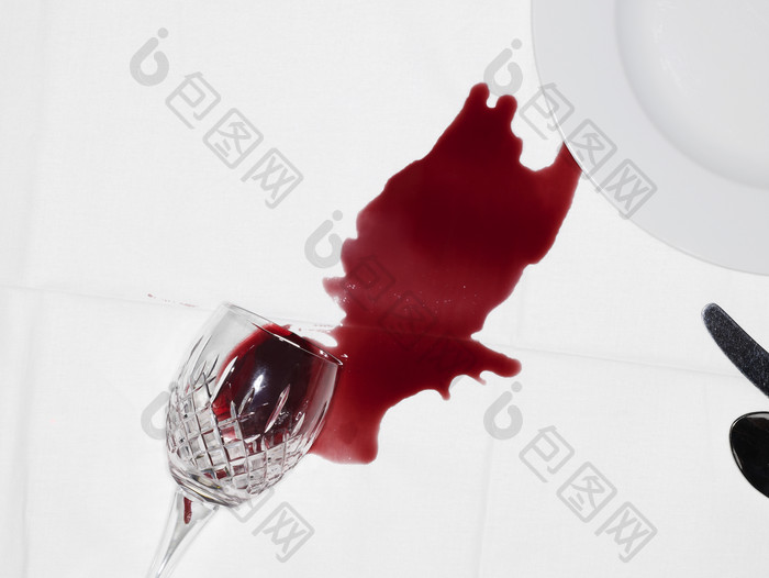 洒落的红酒饮品摄影图