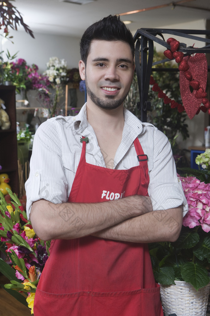 男人站在鲜花店内