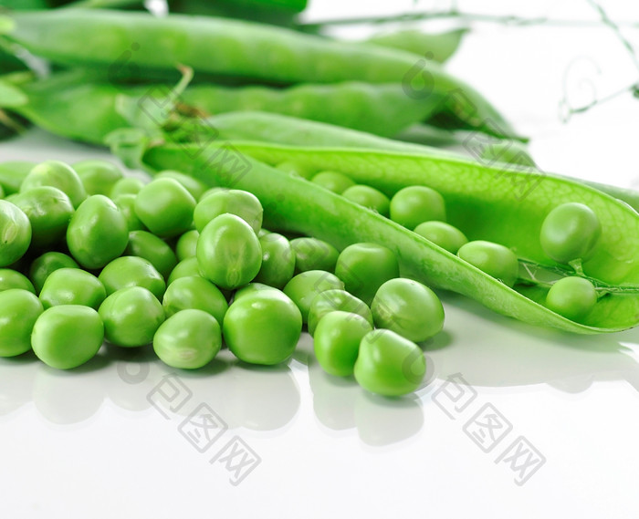 绿色新鲜豌豆摄影图