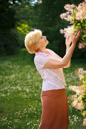 春季赏花快乐的年老女人图片摄影图图片