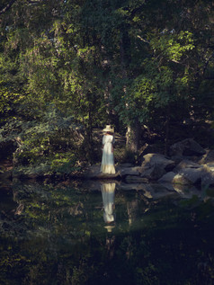 树林里的白裙女生