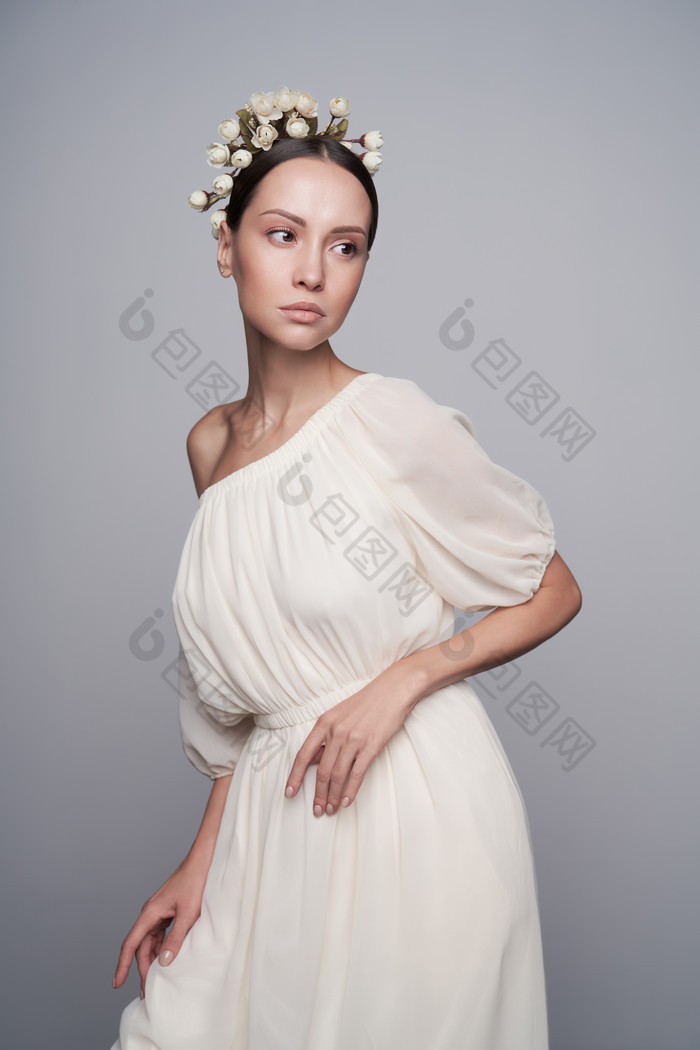 时尚的穿白裙女模特