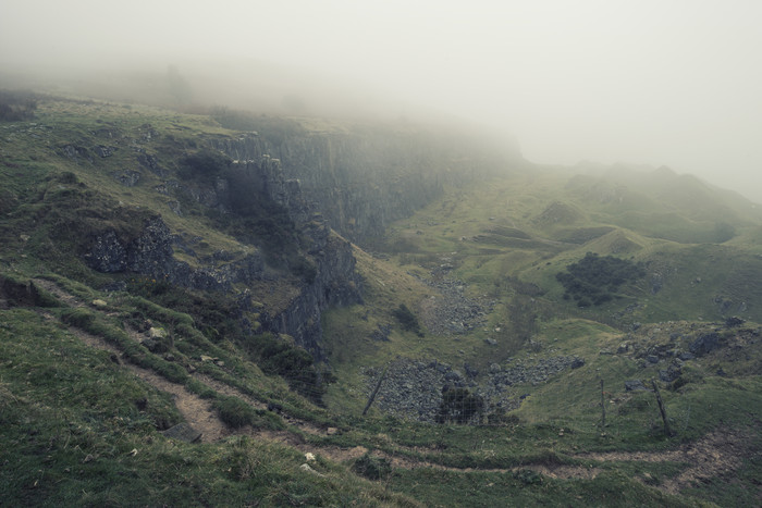 山丘上的雾气摄影图