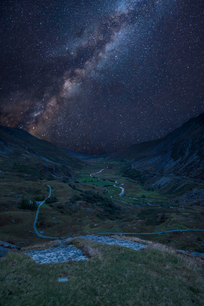 夜晚星空下的威尔士