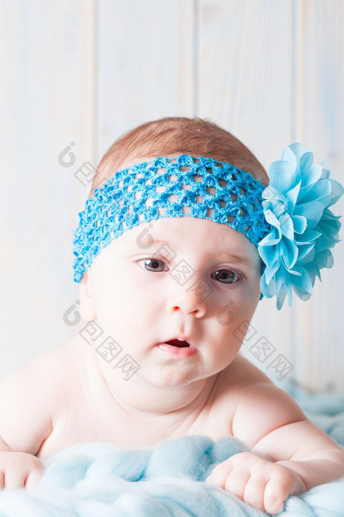 浅蓝色婴儿摄影图