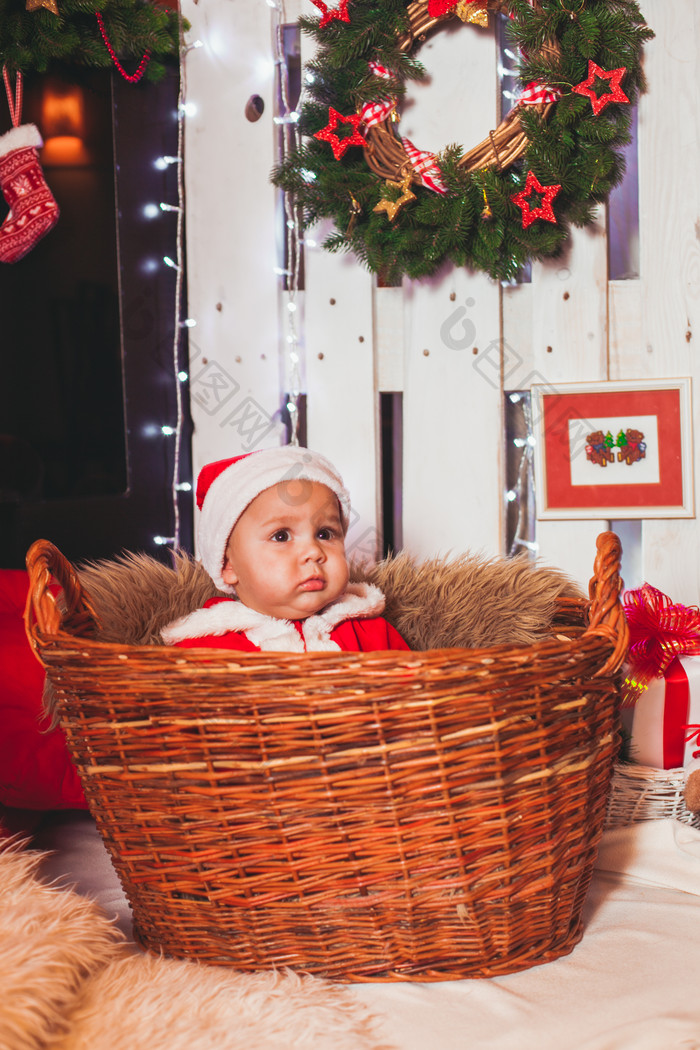坐筐子里的圣诞婴儿