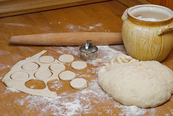 厨房制作饺子皮面团