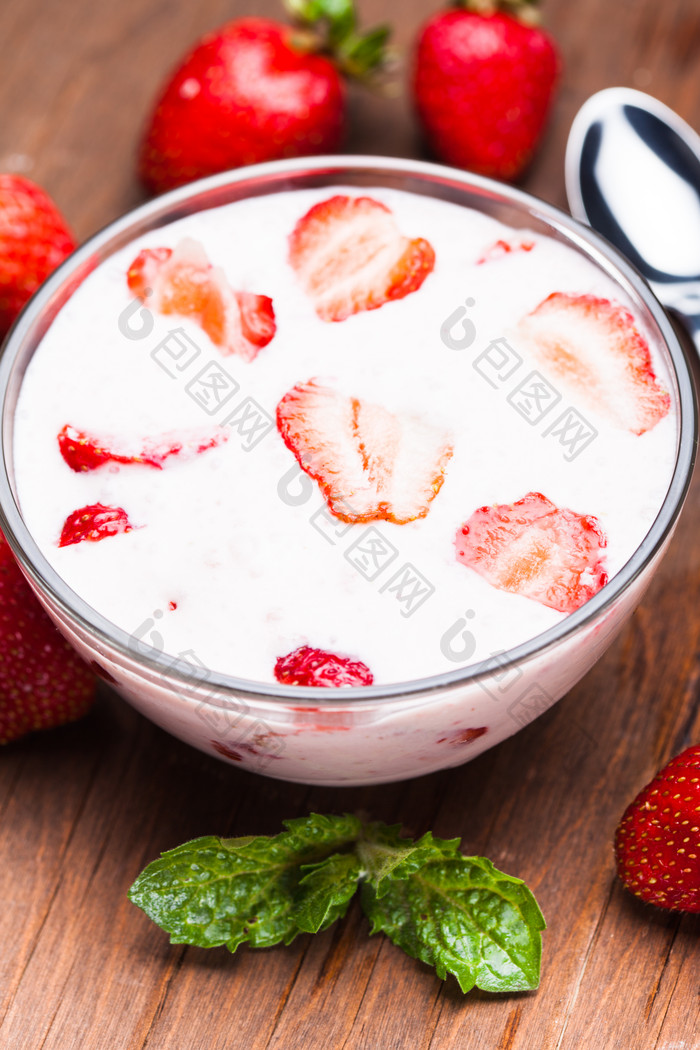 草莓酸奶乳制品摄影图