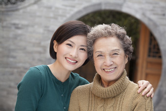 微笑的老年人和女儿