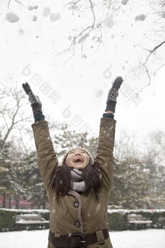 女孩冬天下雪寒冷的手套<strong>毛线</strong>帽围巾开心的