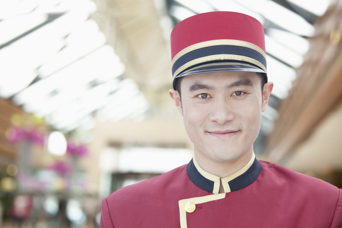 酒店招待服务员穿着制服的男人微笑的摄影图