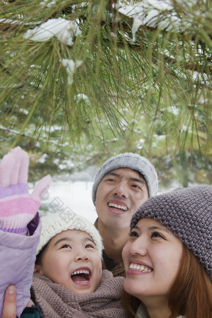 冬天下雪爸爸妈妈女儿一家人家庭户外毛线帽