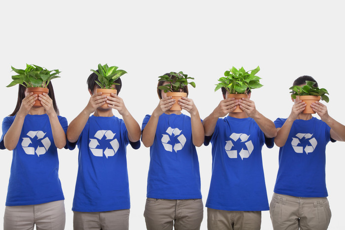 五人年轻人男孩环保公益绿色盆栽遮脸