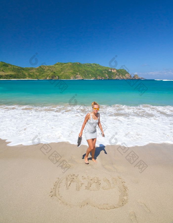 假期旅游海边沙滩大海女人光脚风景图