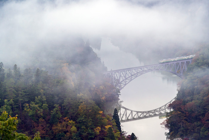 云雾缭绕的山谷中的桥