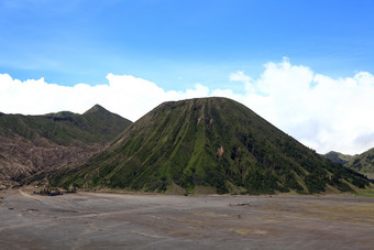 <strong>清新蓝</strong>天下的高山摄影图