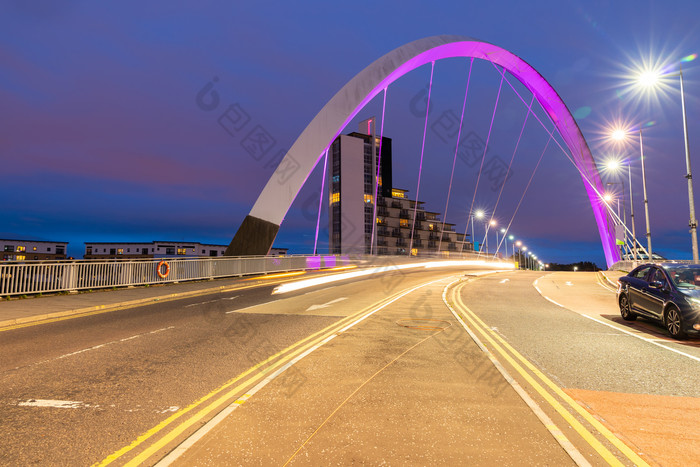 夜晚下的现代钢铁桥
