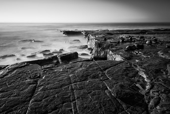 黑白风格迷人海岸摄影图