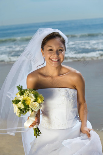 海滩微笑的新娘摄影图
