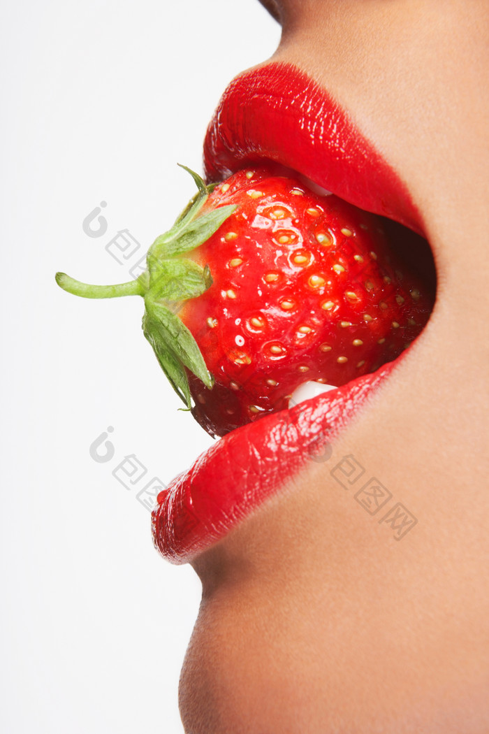 嘴巴里的红色草莓素材