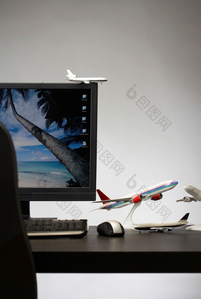 桌子上的电脑和飞机模型