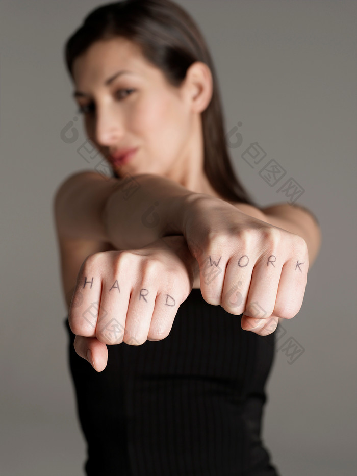 女人拳头手指上的字母