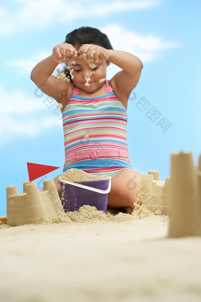 玩沙子的小女孩摄影图