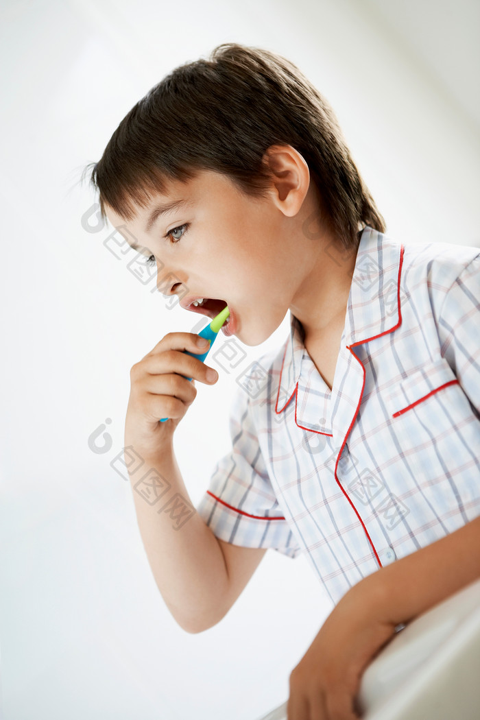 刷牙的小男孩摄影图