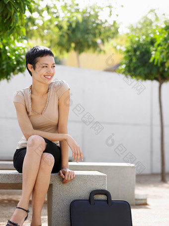 清新户外坐着的女孩摄影图