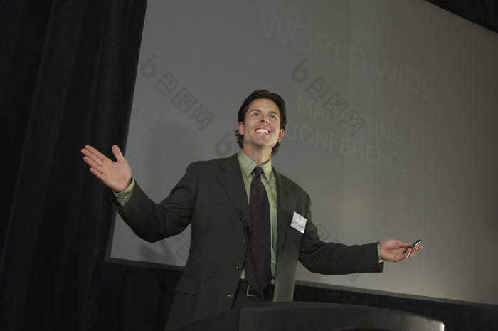 深色调演讲的商人摄影图