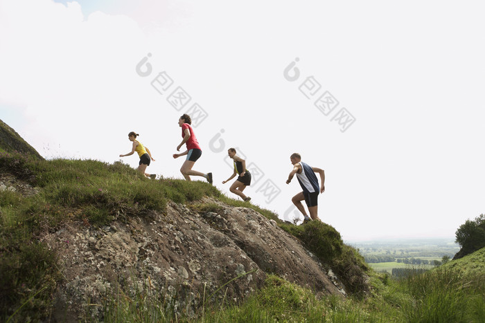 简约登山的人们摄影图