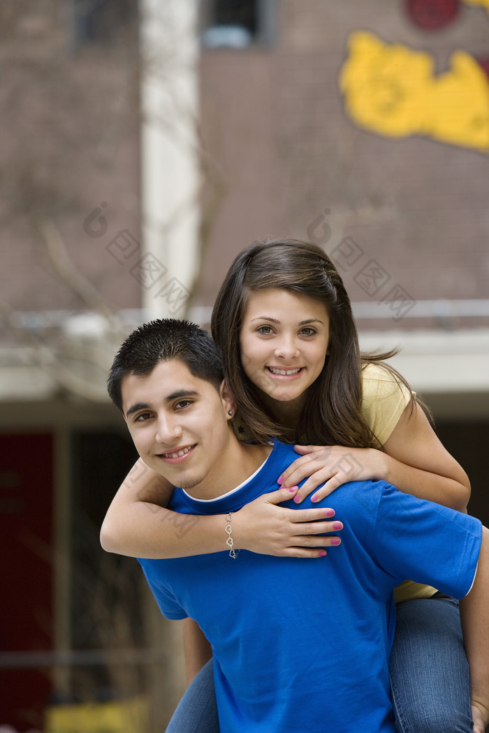 男人开心背着女孩