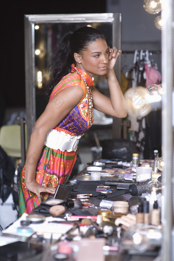 化妆的非洲女人摄影图