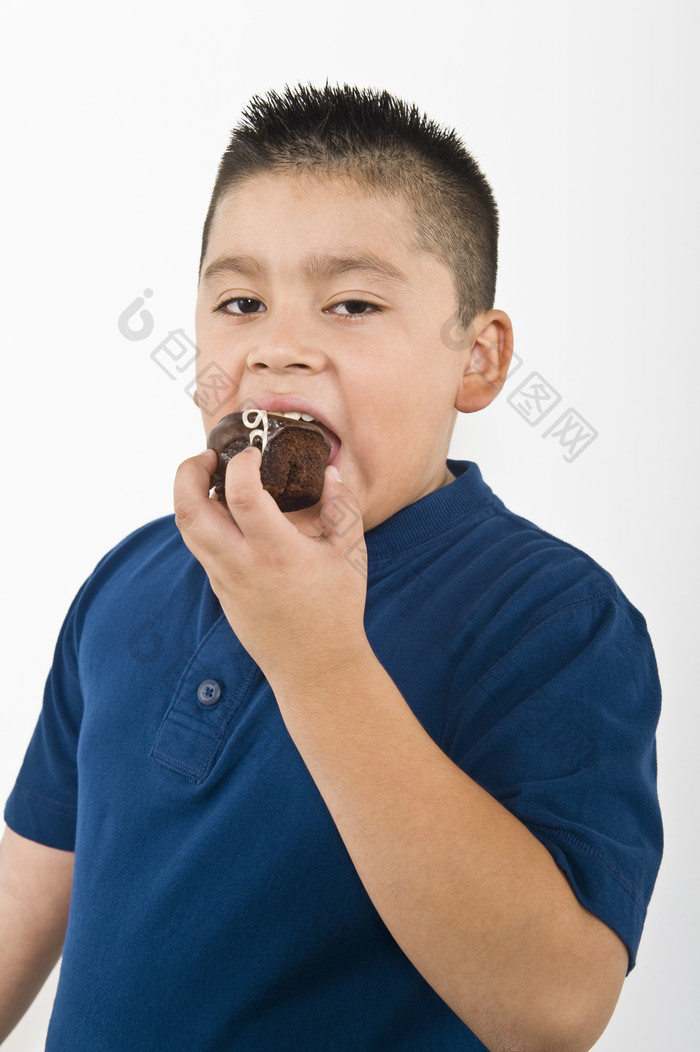 吃面包的小男孩摄影图