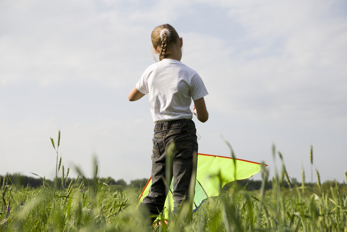 草地放风筝的女孩图片