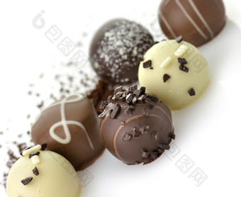 暗色调巧克力糖摄影图
