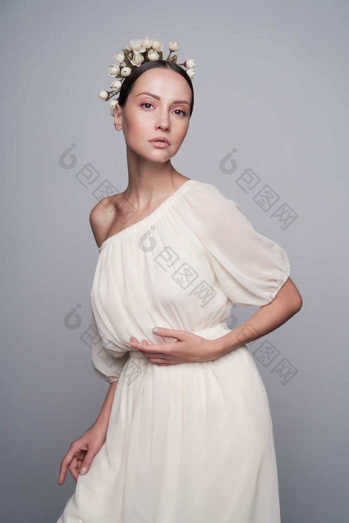 穿白裙的优雅女人