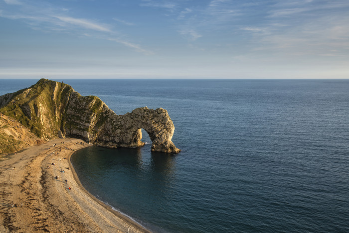 海边的拱形悬崖摄影图