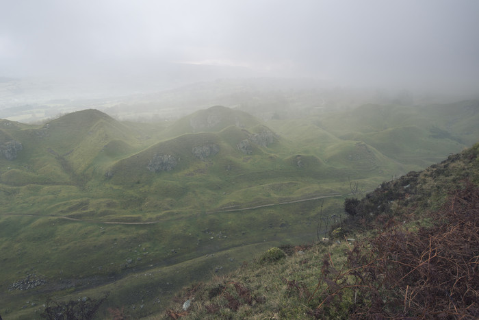 起雾的山丘摄影图