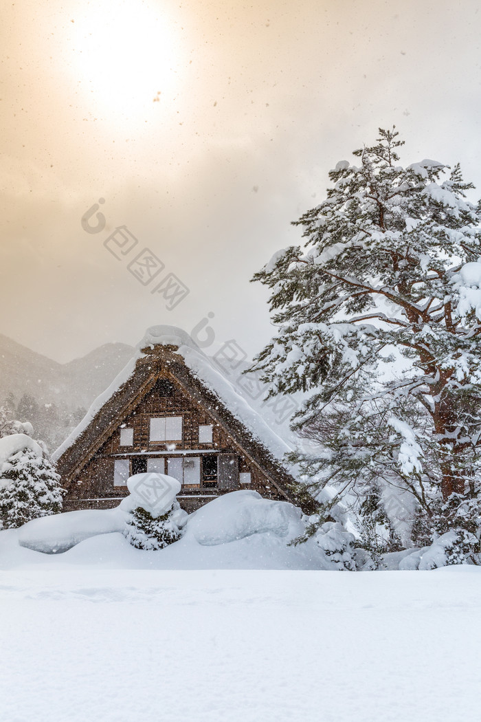 冬天小房子上的积雪