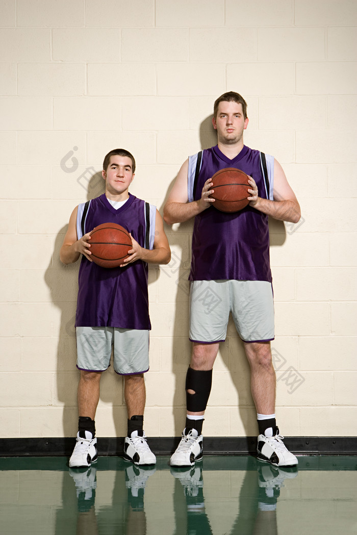 暗色调打篮球的兄弟摄影图