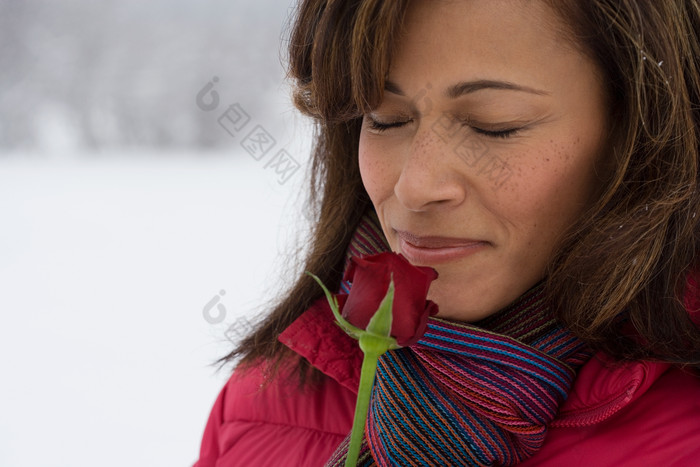 暗色调拿玫瑰的女人摄影图