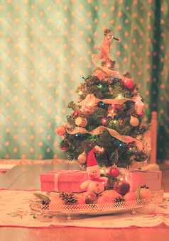 暗色圣诞树摄影图