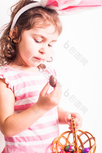 简约复活节吃糖的女孩摄影图图片